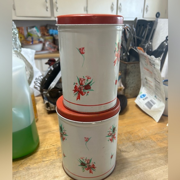 Vintage red roses metal canisters, set of 2. Good condition for their age. - Picture 2 of 6